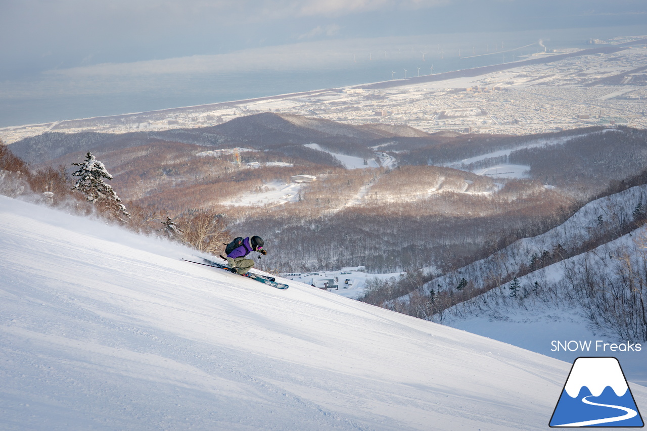 サッポロテイネ｜プロスキーヤー・中西太洋さんが、今季 SNOW Freaks 初登場。コンディション良好なゲレンデ＆パウダーを滑る、そして、撮る！